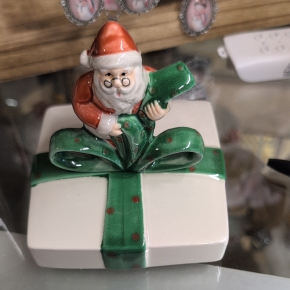 Fitz and Floyd Santa Gift Box - Red, Green, and White - Picture 3 of 4